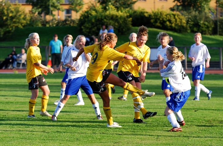 2009_0824_183641AA.JPG - Sofia Larsson drar på ett vristskott mot mål . . . .